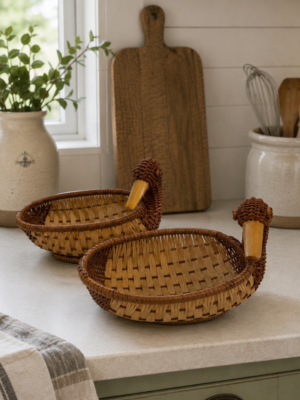 Vintage Duck Wicker Basket Woven Rattan Plant French Country Kitchen Cottagecore - Picture 1 of 7
